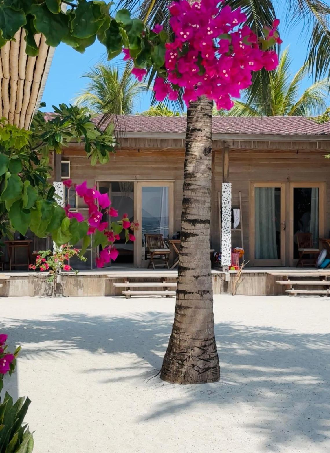 Met House Hotel Thulusdhoo Exterior photo